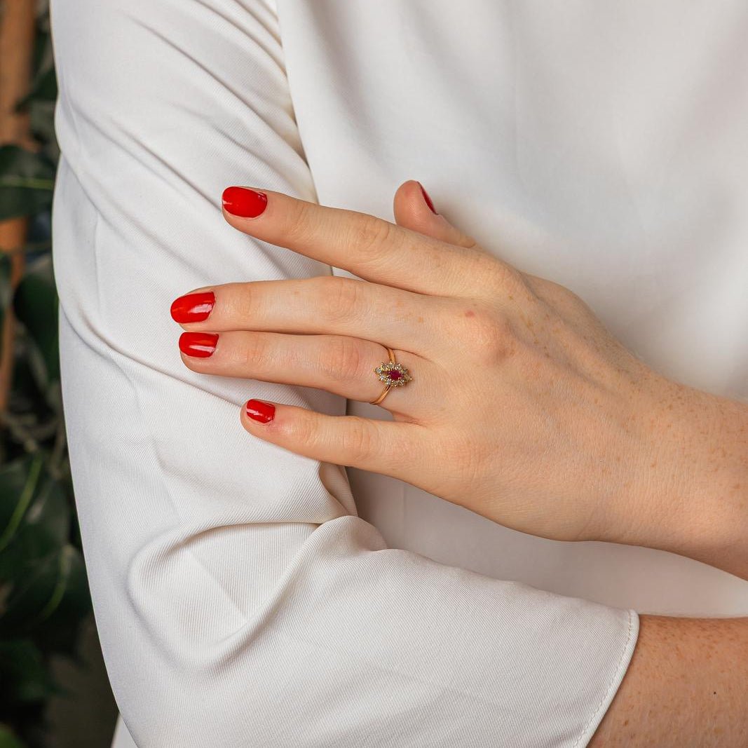 Bague Marquise en or jaune, rubis et diamants - Castafiore