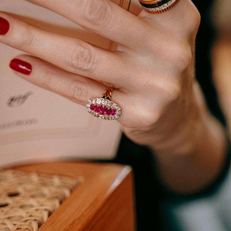 Bague Marquise en or jaune, rubis et diamants - Castafiore