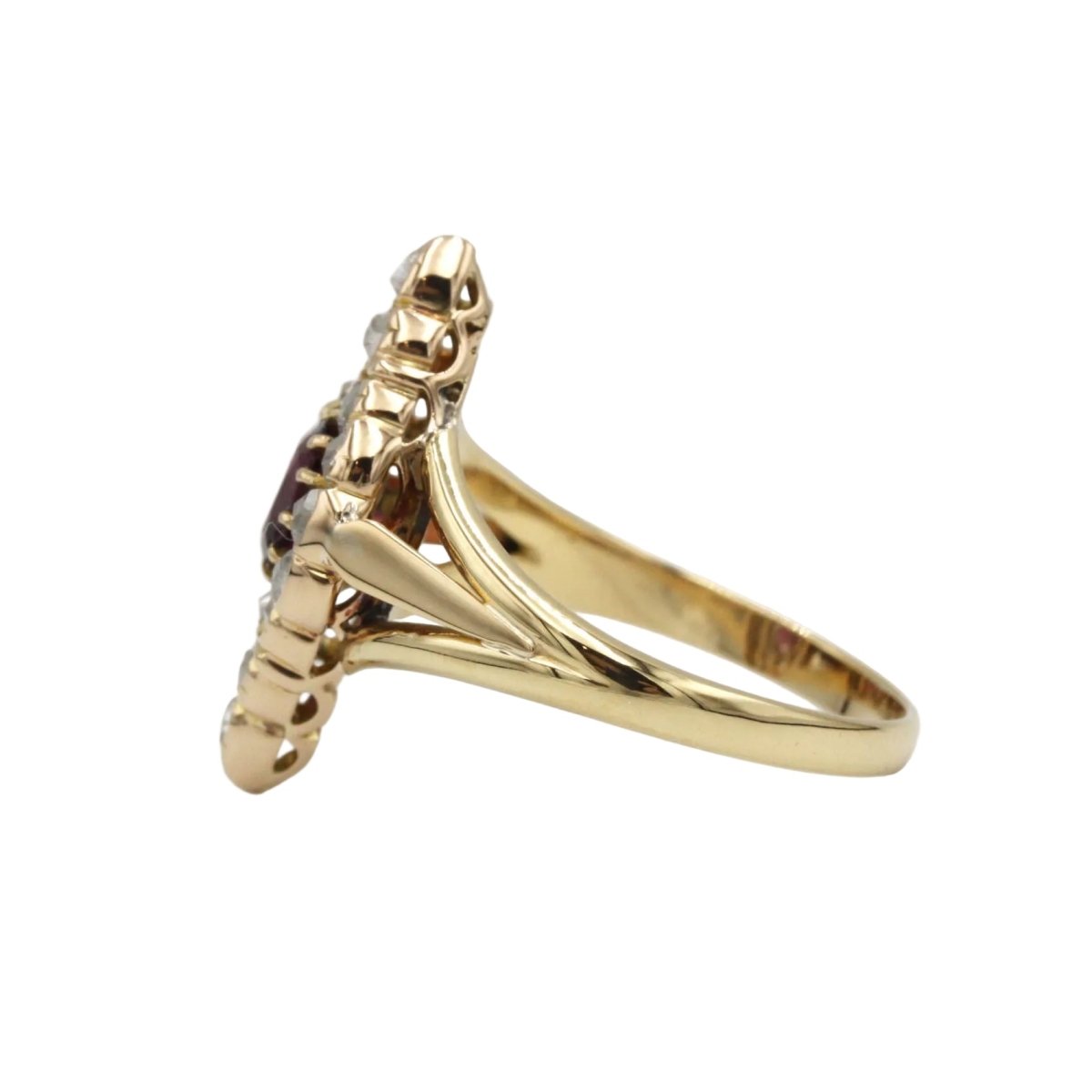 Bague Marquise en or jaune, rubis et diamants - Castafiore