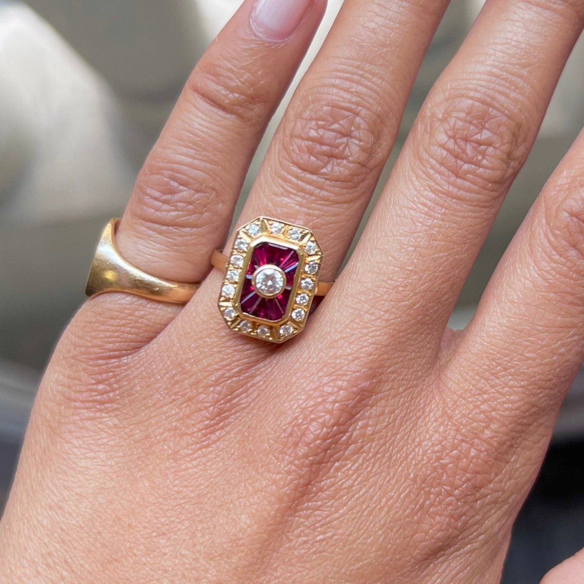 Bague Marquise en or jaune, rubis et diamants - Castafiore