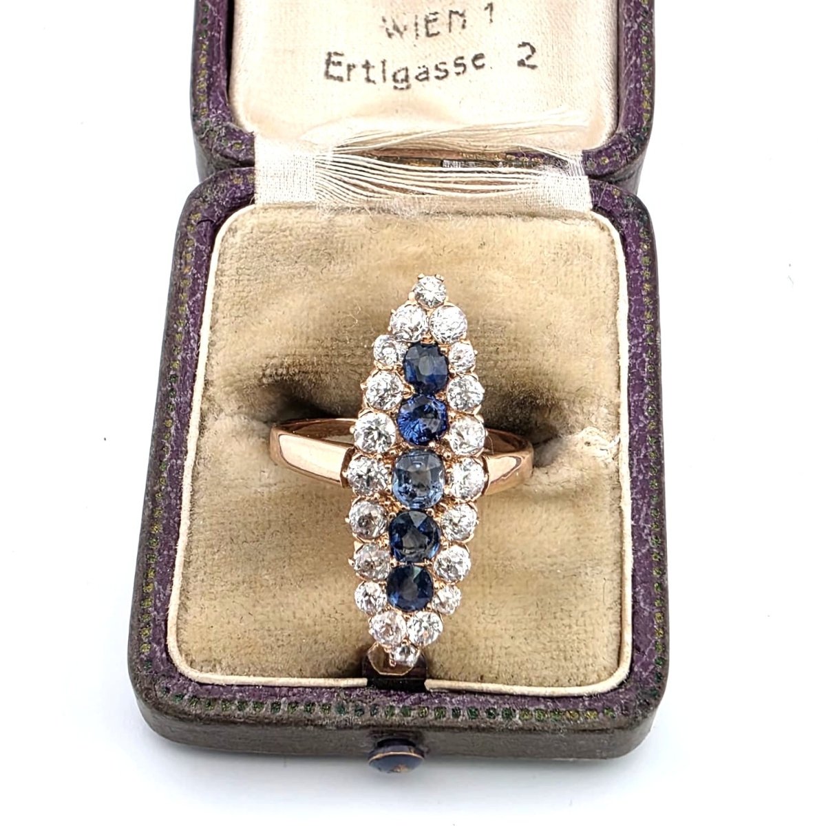 Bague Marquise en or jaune, saphirs et diamants - Castafiore