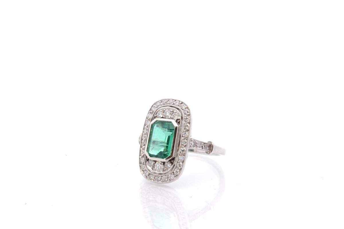Bague marquise en platine, émeraude et diamants - Castafiore