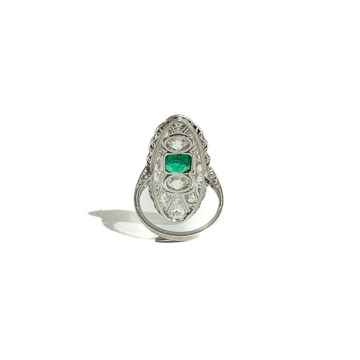 Bague Marquise en platine, émeraude et diamants - Castafiore