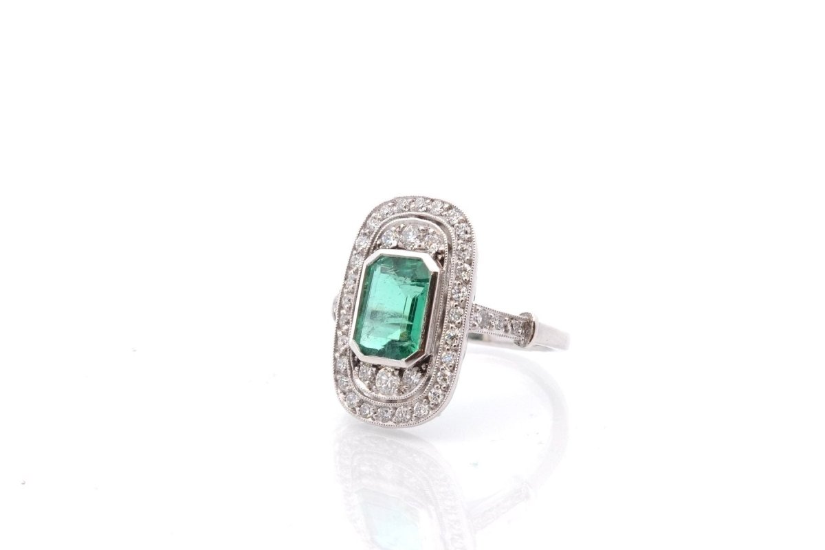 Bague marquise en platine, émeraude et diamants - Castafiore