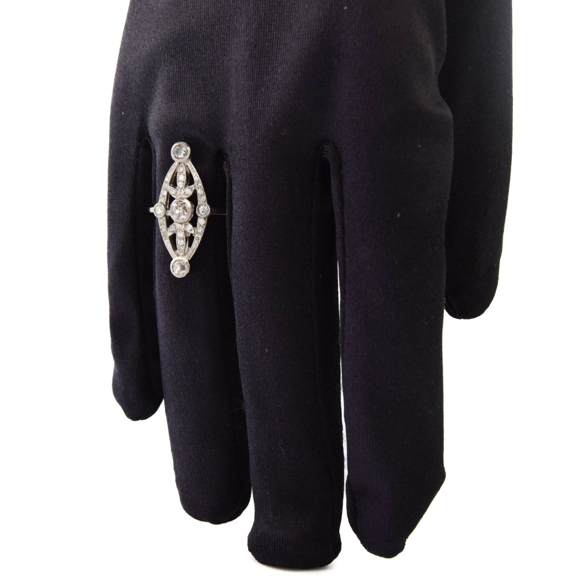 Bague Marquise en platine et diamants - Castafiore