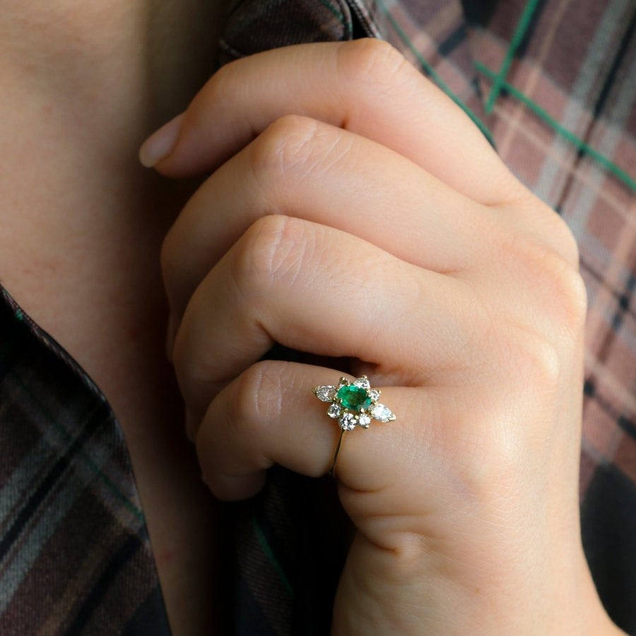 Bague marquise or jaune émeraude ovale diamants - Castafiore