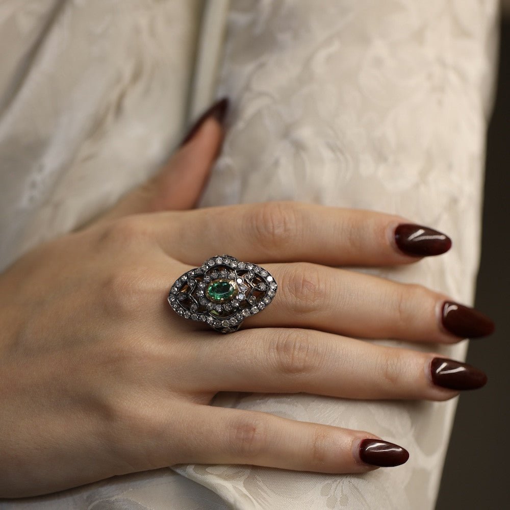 Bague marquise vers 1890 en or jaune 18 Cts et argent avec diamants taille ancienne et Emeraude. Taille 53 - Castafiore