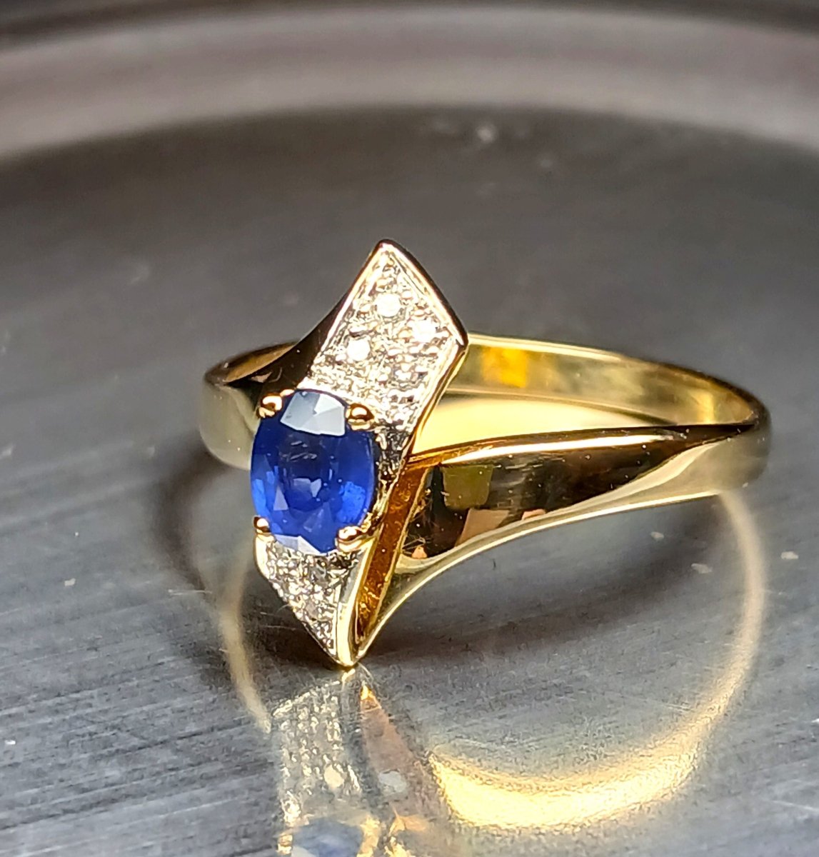 Bague moderne en or jaune saphir et diamants - Castafiore