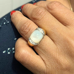 Bague moderne nacre et diamants en or jaune - Castafiore