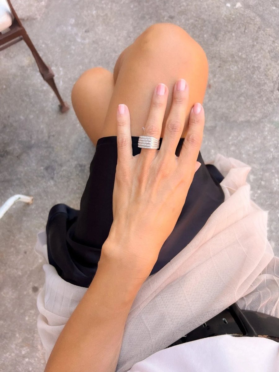 Bague moderne rectangulaire en or gris et diamants - Castafiore