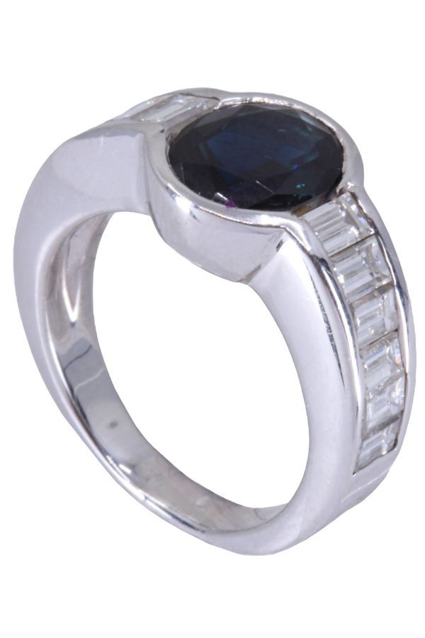Bague moderne saphir et diamants baguettes en or blanc - Castafiore