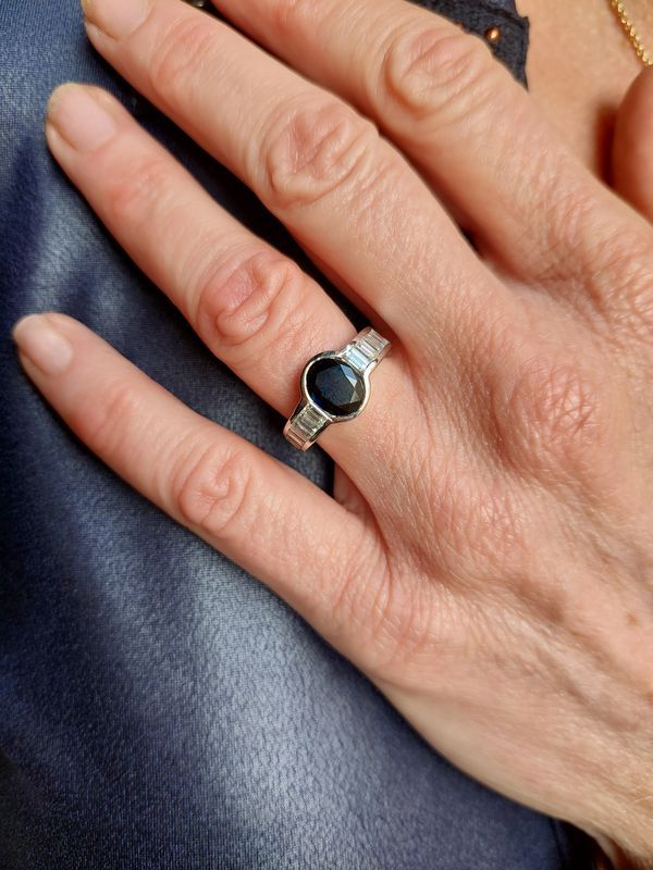 Bague moderne saphir et diamants baguettes en or blanc - Castafiore