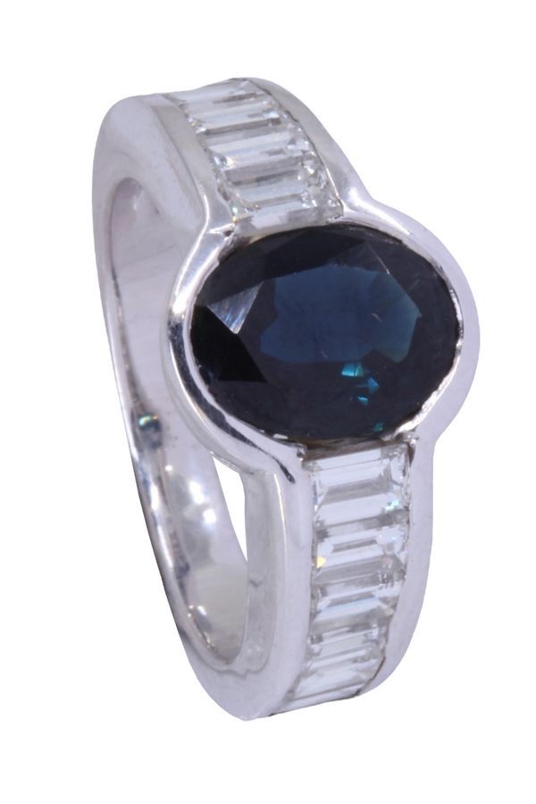 Bague moderne saphir et diamants baguettes en or blanc - Castafiore