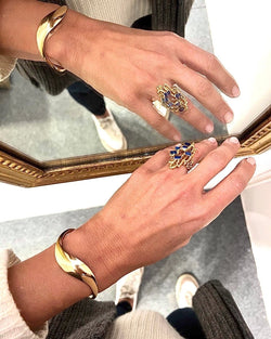 Bague moderniste en or texturé et ajouré,ornée de lapis lazuli - Castafiore