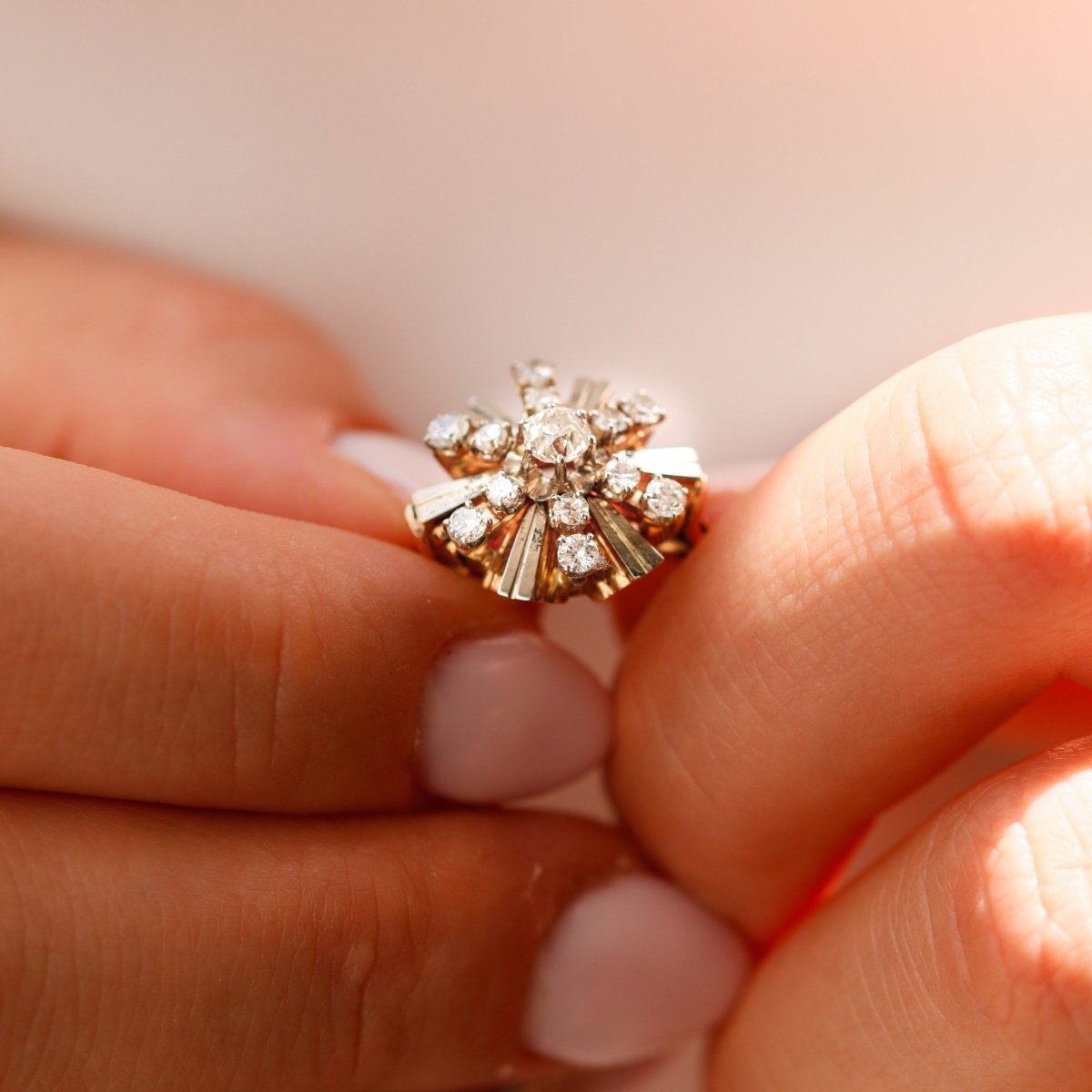 Bague motifs floraux en or rose et diamants - Castafiore