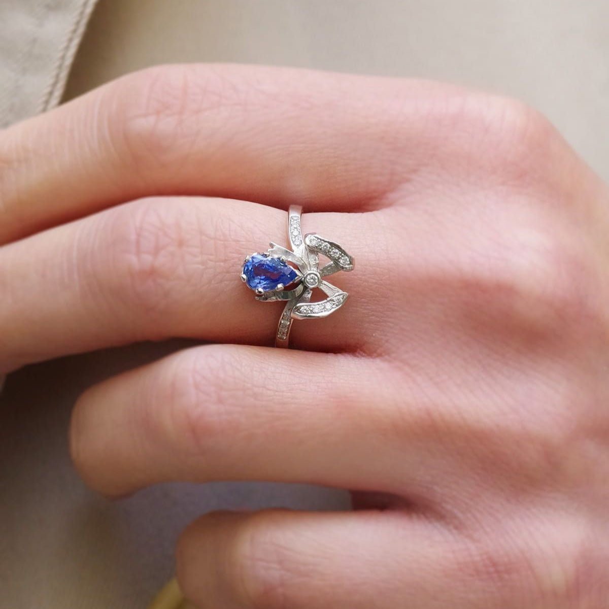 Bague nœud en or blanc, saphir et diamants - Castafiore