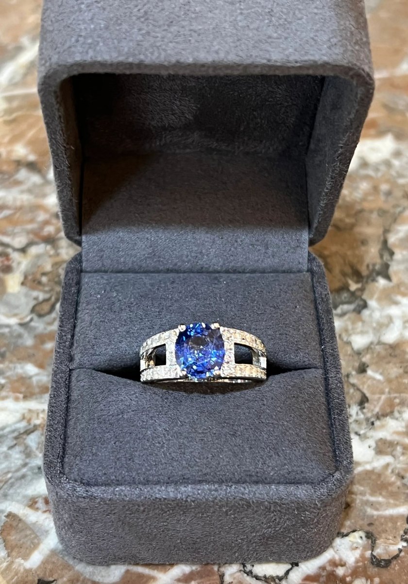 Bague O.J. Perrin Saphir 3.10 Carats Diamants Or Gris 18 Carats - Castafiore