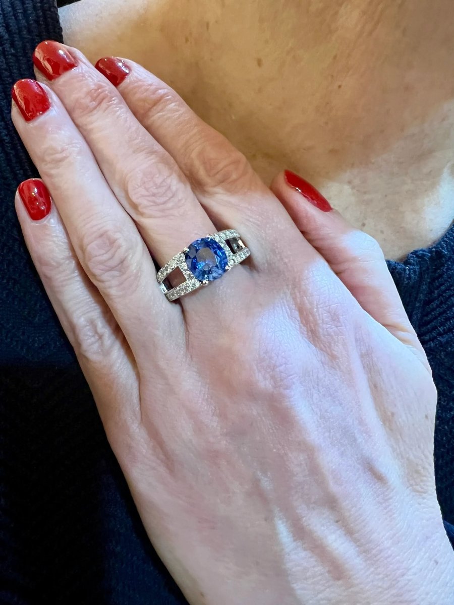 Bague O.J. Perrin Saphir 3.10 Carats Diamants Or Gris 18 Carats - Castafiore