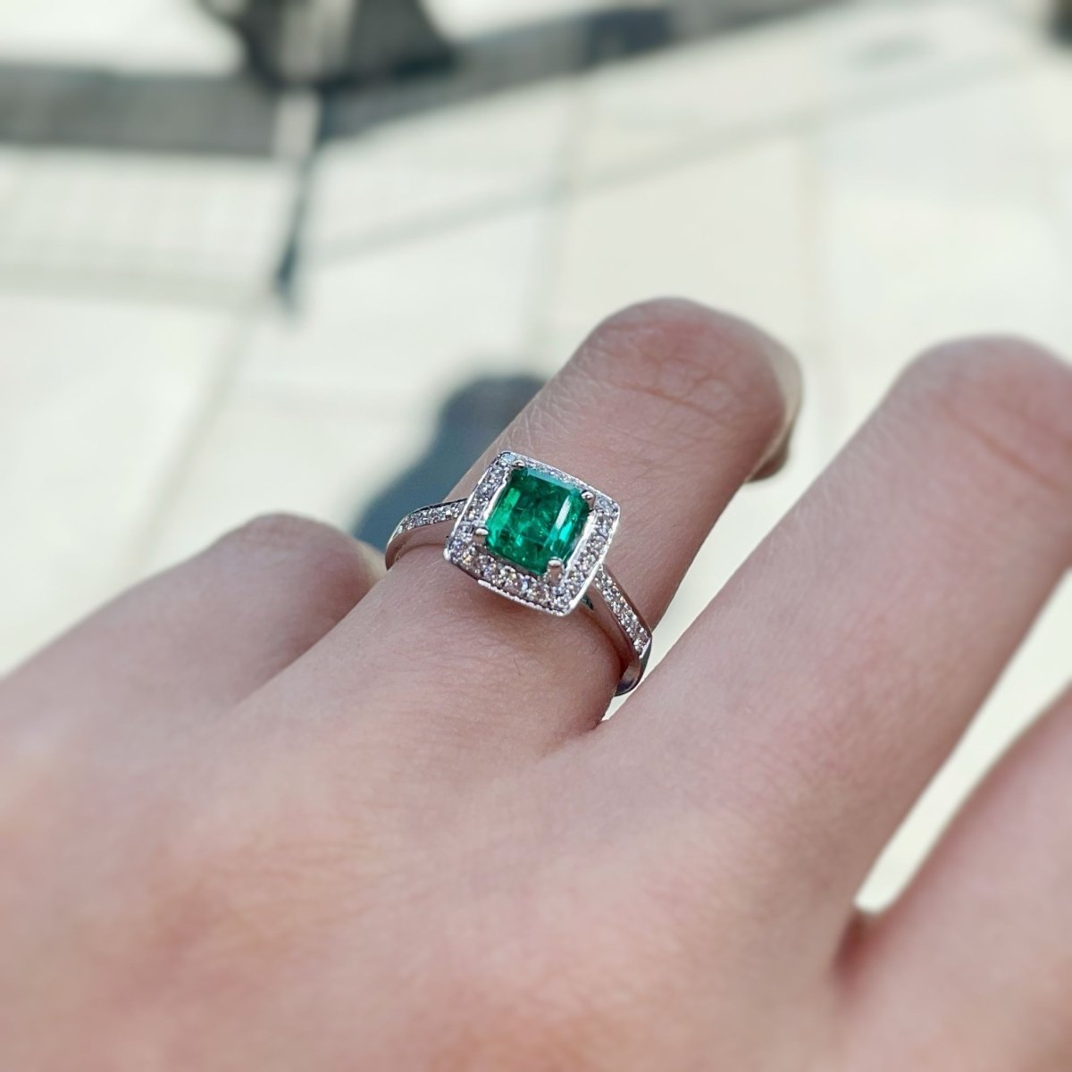 Bague - Or blanc, Emeraude et Diamants - Castafiore