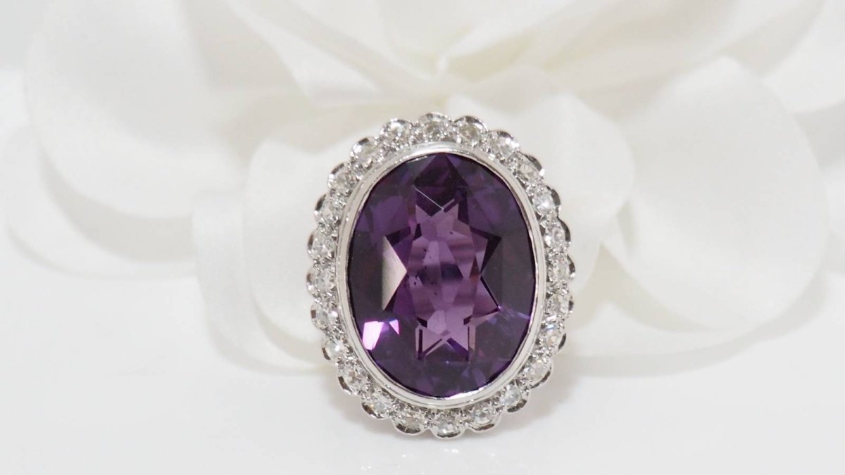 Bague or blanc et platine, corindon violet et diamants - Castafiore