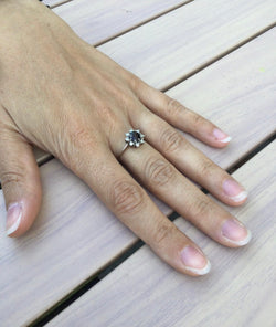 Bague Or Blanc Grenat Et Diamants - Castafiore