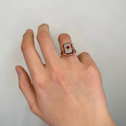 Bague en or jaune, rubis et diamants