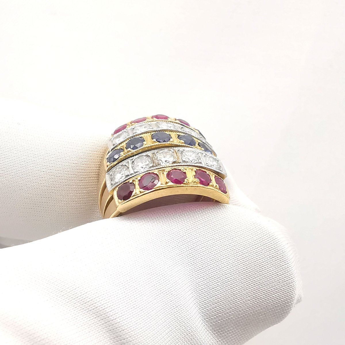 Bague or diamants rubis & saphirs - Castafiore