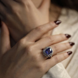 Bague Or gris 18k avec Saphir de Ceylan et diamants brillants. Taille 52 vers 1970. - Castafiore