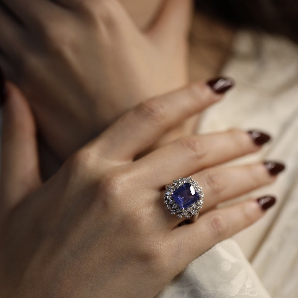 Bague Or gris 18k avec Saphir de Ceylan et diamants brillants. Taille 52 vers 1970. - Castafiore