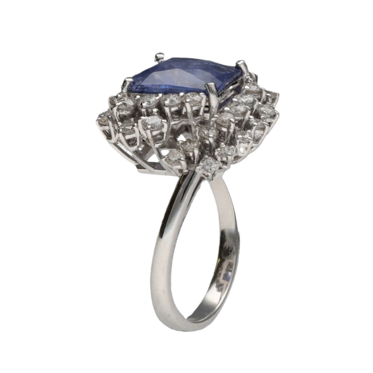 Bague Or gris 18k avec Saphir de Ceylan et diamants brillants. Taille 52 vers 1970. - Castafiore