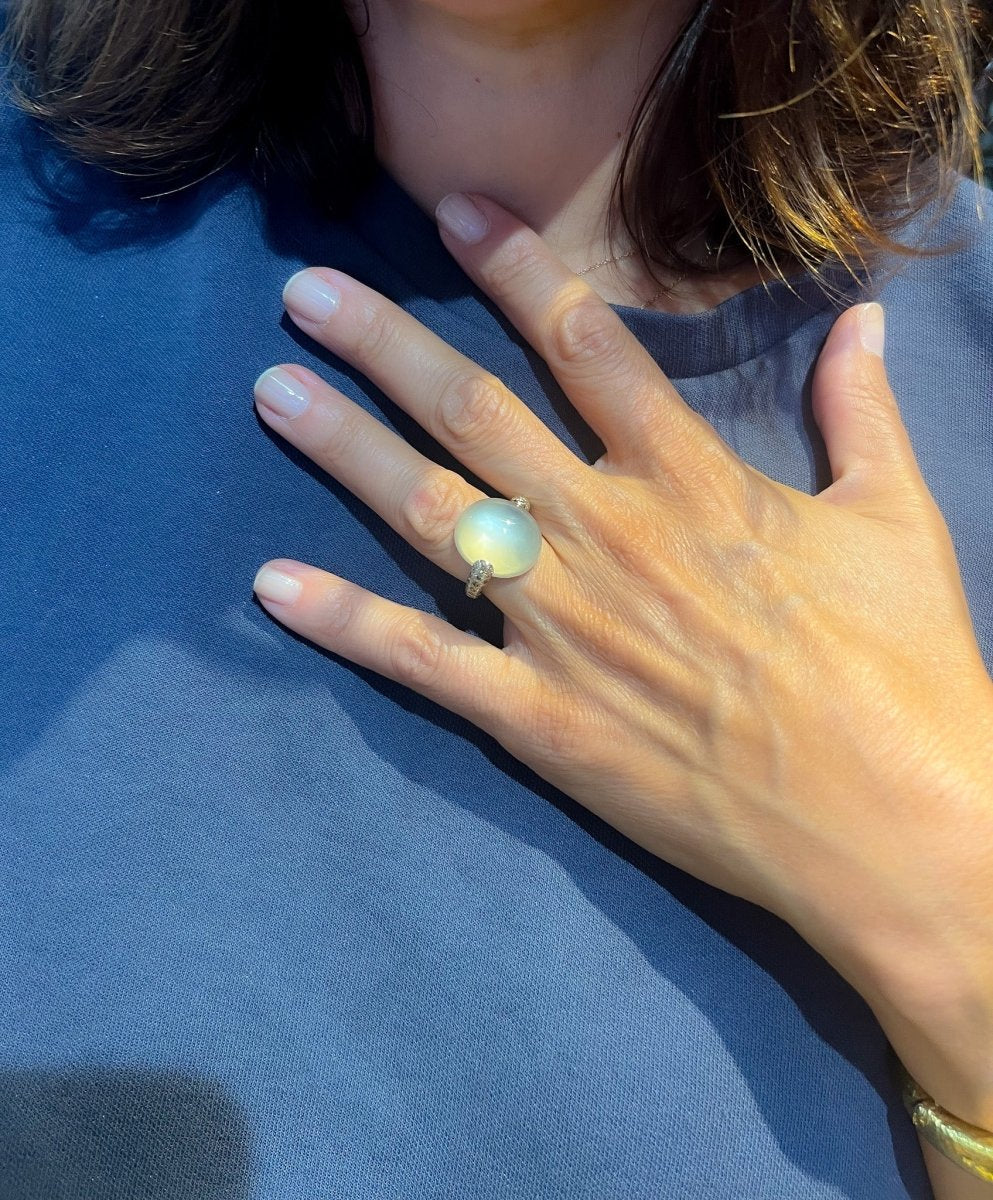 Bague or gris modèle Luna de la maison Pomellato en calcédoine et diamant. - Castafiore