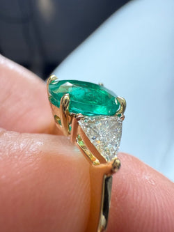 Bague Or jaune - Emeraude Brésil et Diamants triangle - Castafiore