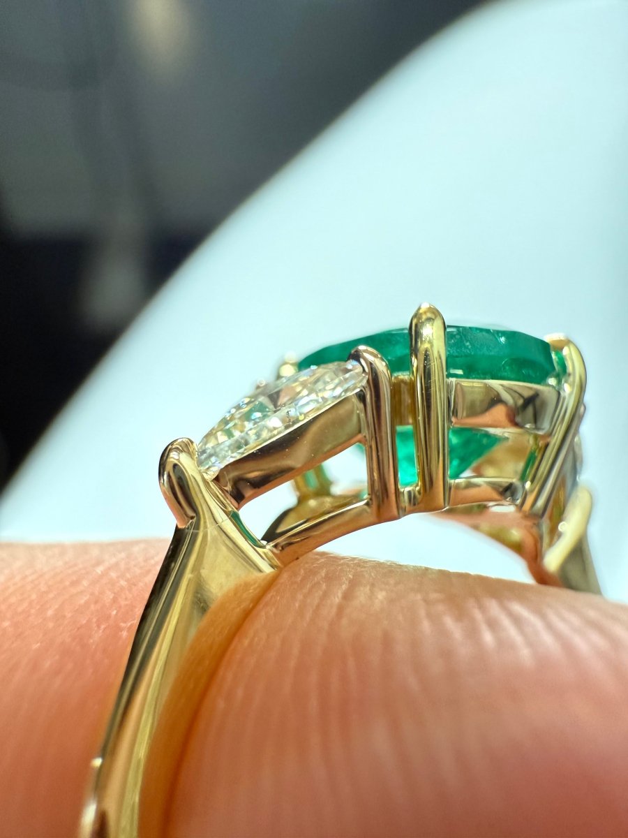 Bague Or jaune - Emeraude Brésil et Diamants triangle - Castafiore