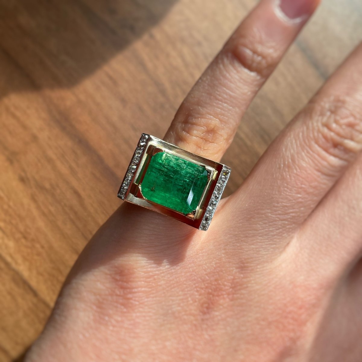 Bague - Or, Platine, Diamants & Emeraude - Castafiore