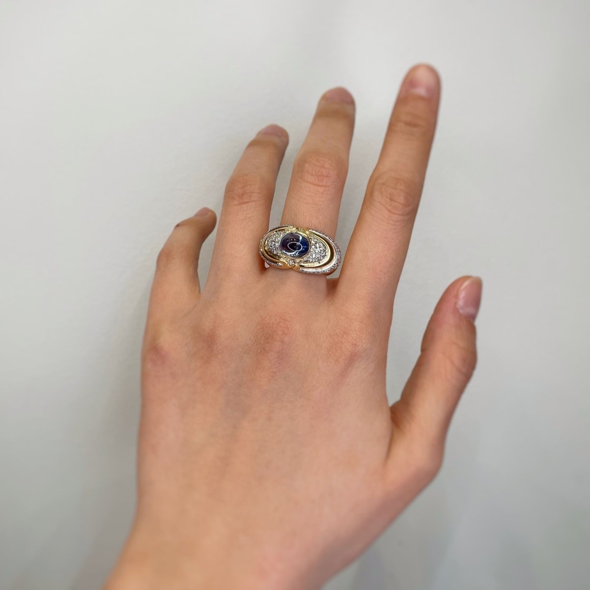 Bague en or jaune, saphir et diamants