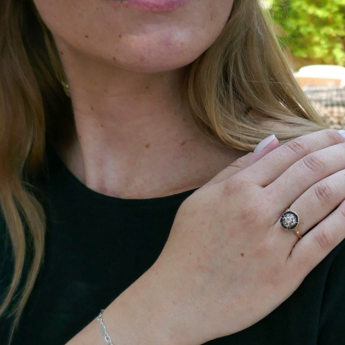 Bague Ornée d'Un Diamant, Entourage De Saphirs Calibrés - Castafiore