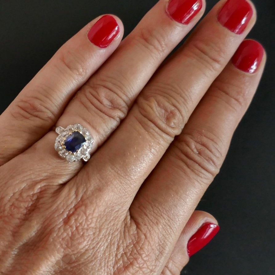 Bague Ornée d'Un Saphir Et Diamants, Or Et Platine. - Castafiore