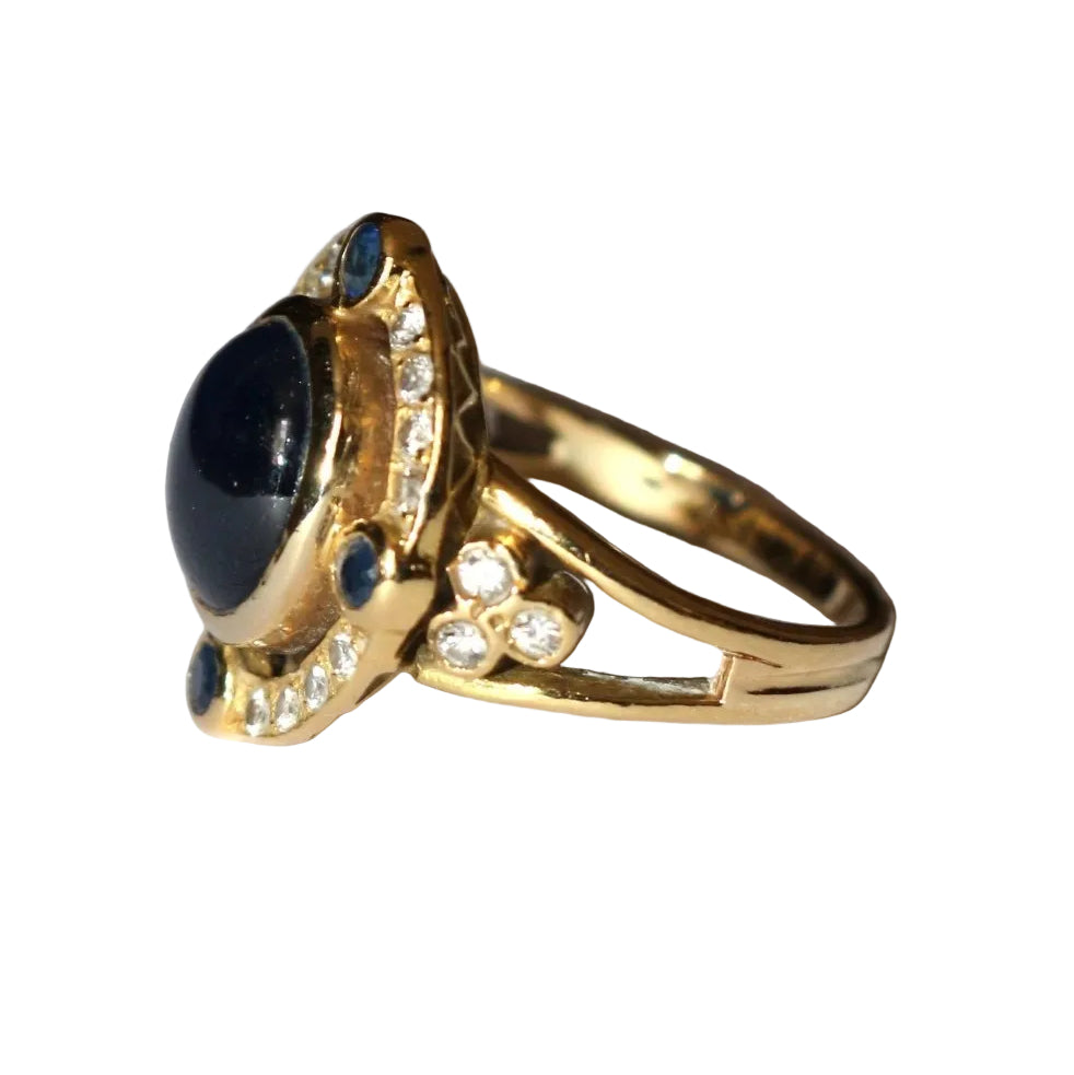 Bague ovale cabochon de saphir et diamants - Castafiore