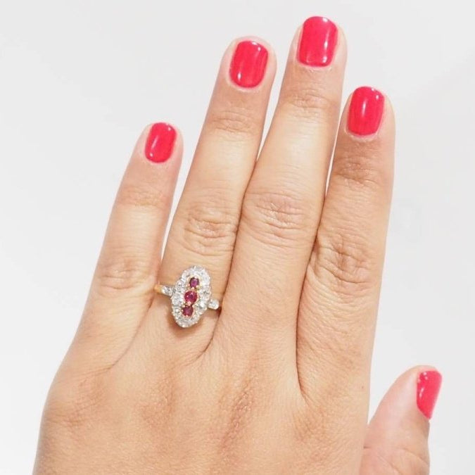 Bague ovale en or jaune, rubis et diamants - Castafiore