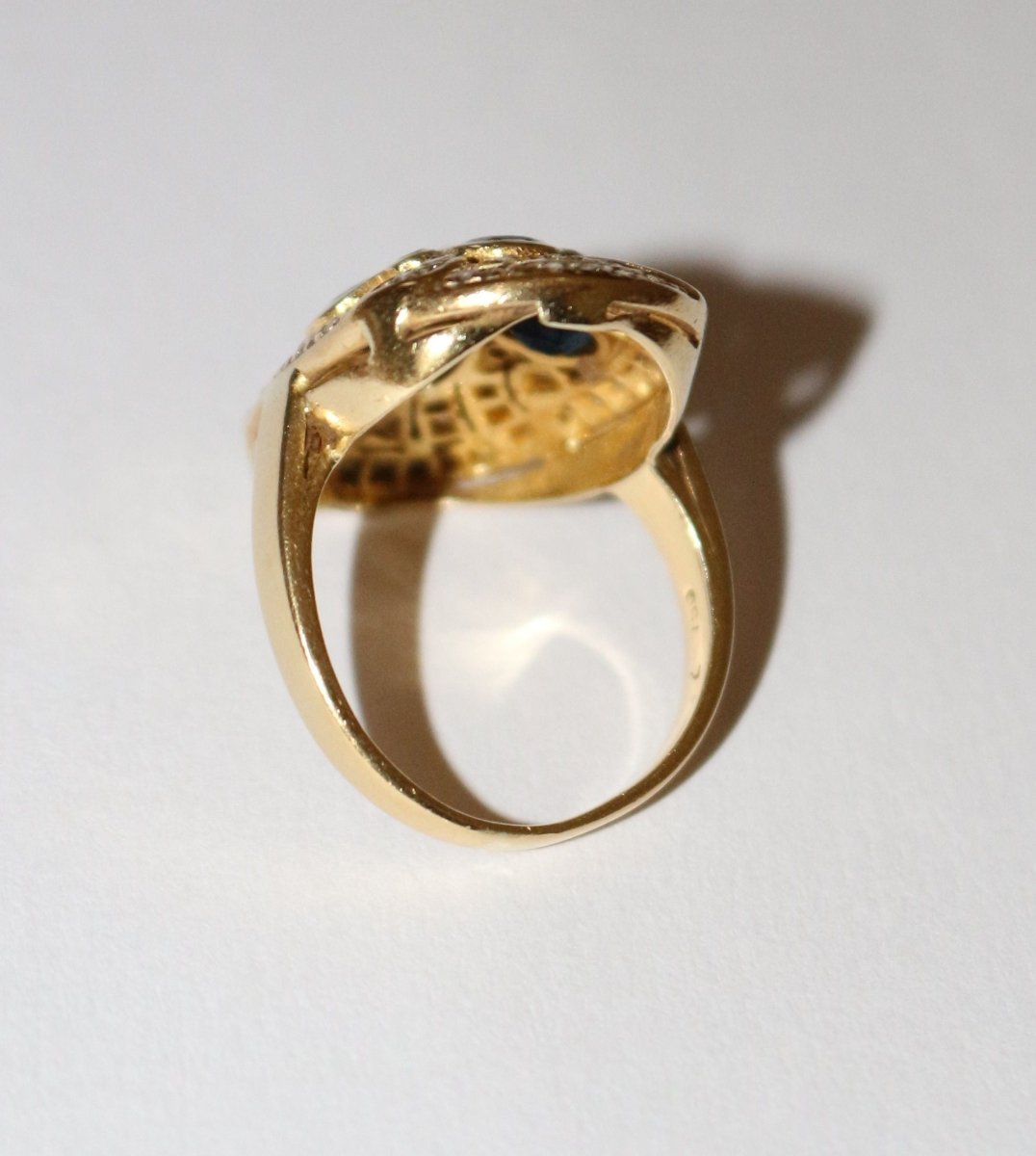Bague ovale or jaune saphirs et diamants - Castafiore