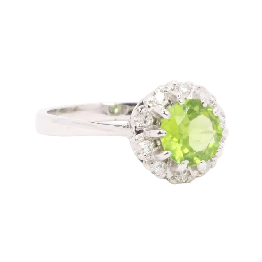 Bague Péridot entourage en or blanc et diamants - Castafiore