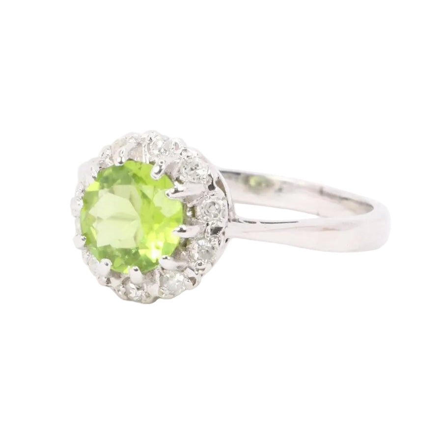 Bague Péridot entourage en or blanc et diamants - Castafiore