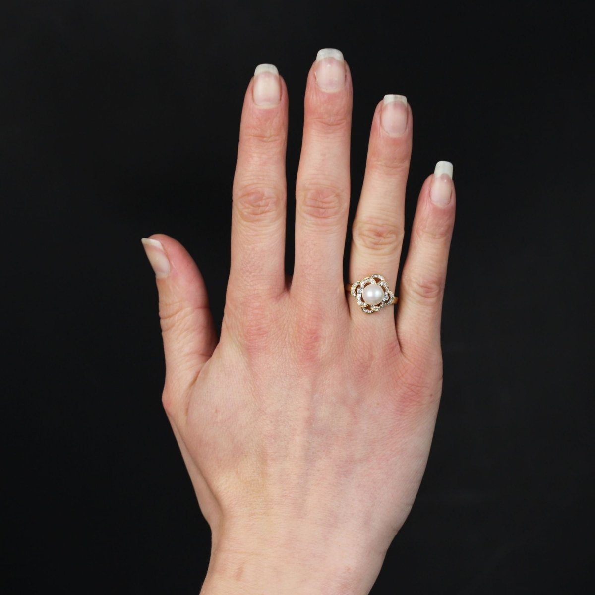 Bague perle de culture Akoya et sa monture ajourée et diamantée - Castafiore