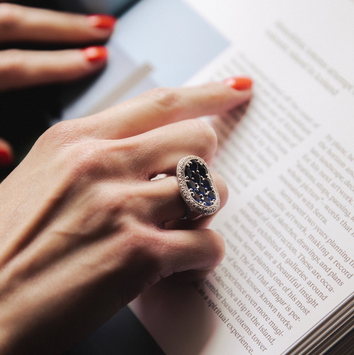 Bague plateau en or blanc saphir et diamants - Castafiore