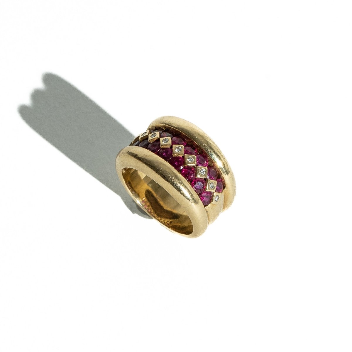 Bague POIRAY en or jaune, rubis et diamants - Castafiore