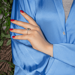 Bague Pomadour en or blanc, émeraude et diamants - Castafiore