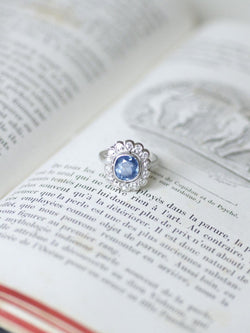 Bague Pompadour Art Déco Saphir de Ceylan 2,80 Cts et Diamants - Castafiore