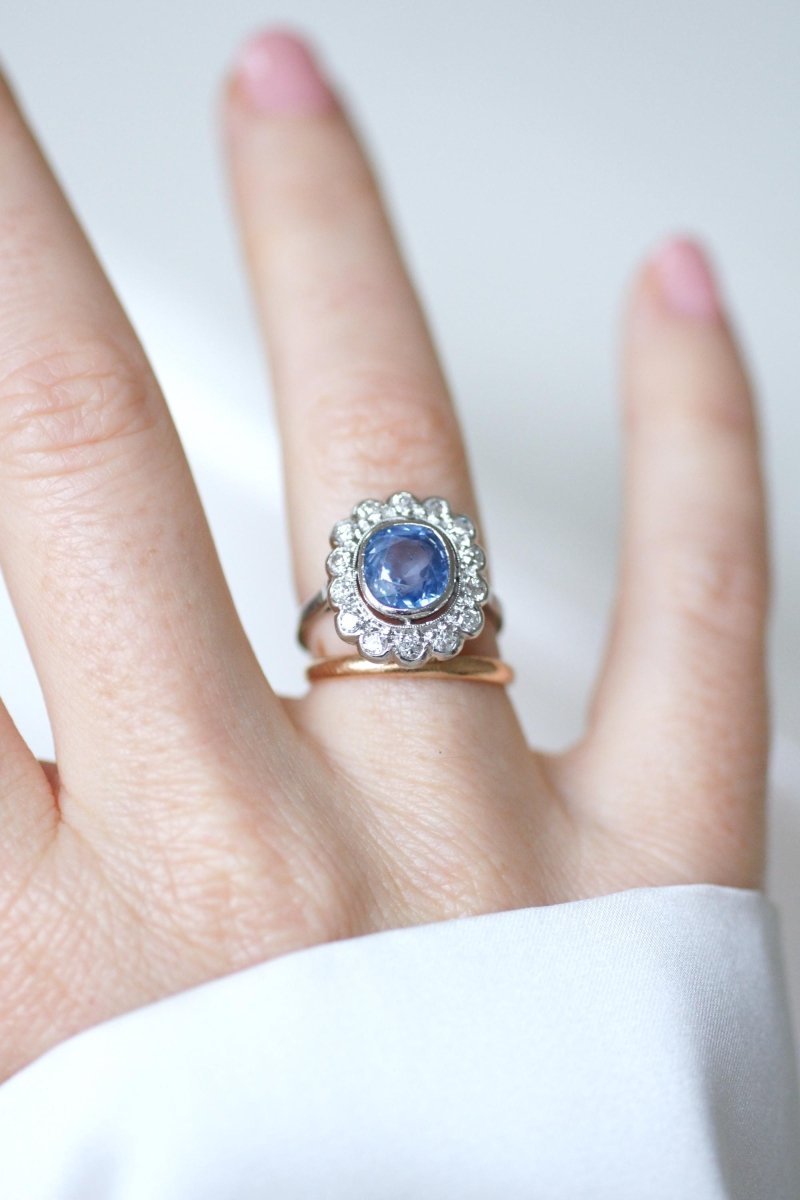 Bague Pompadour Art Déco Saphir de Ceylan 2,80 Cts et Diamants - Castafiore