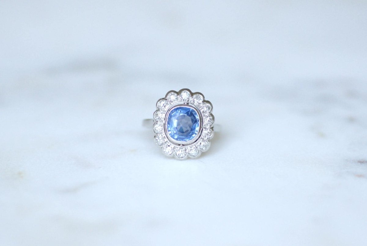 Bague Pompadour Art Déco Saphir de Ceylan 2,80 Cts et Diamants - Castafiore