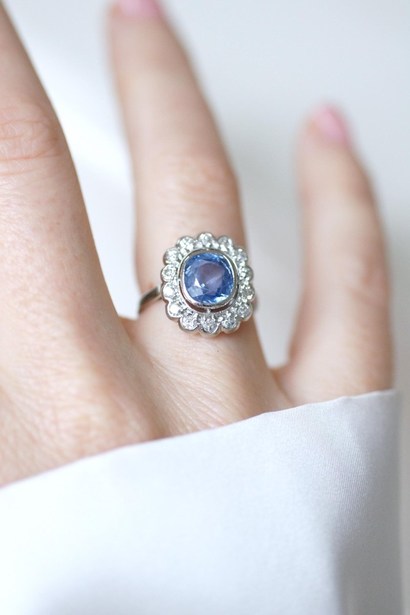 Bague Pompadour Art Déco Saphir de Ceylan 2,80 Cts et Diamants - Castafiore
